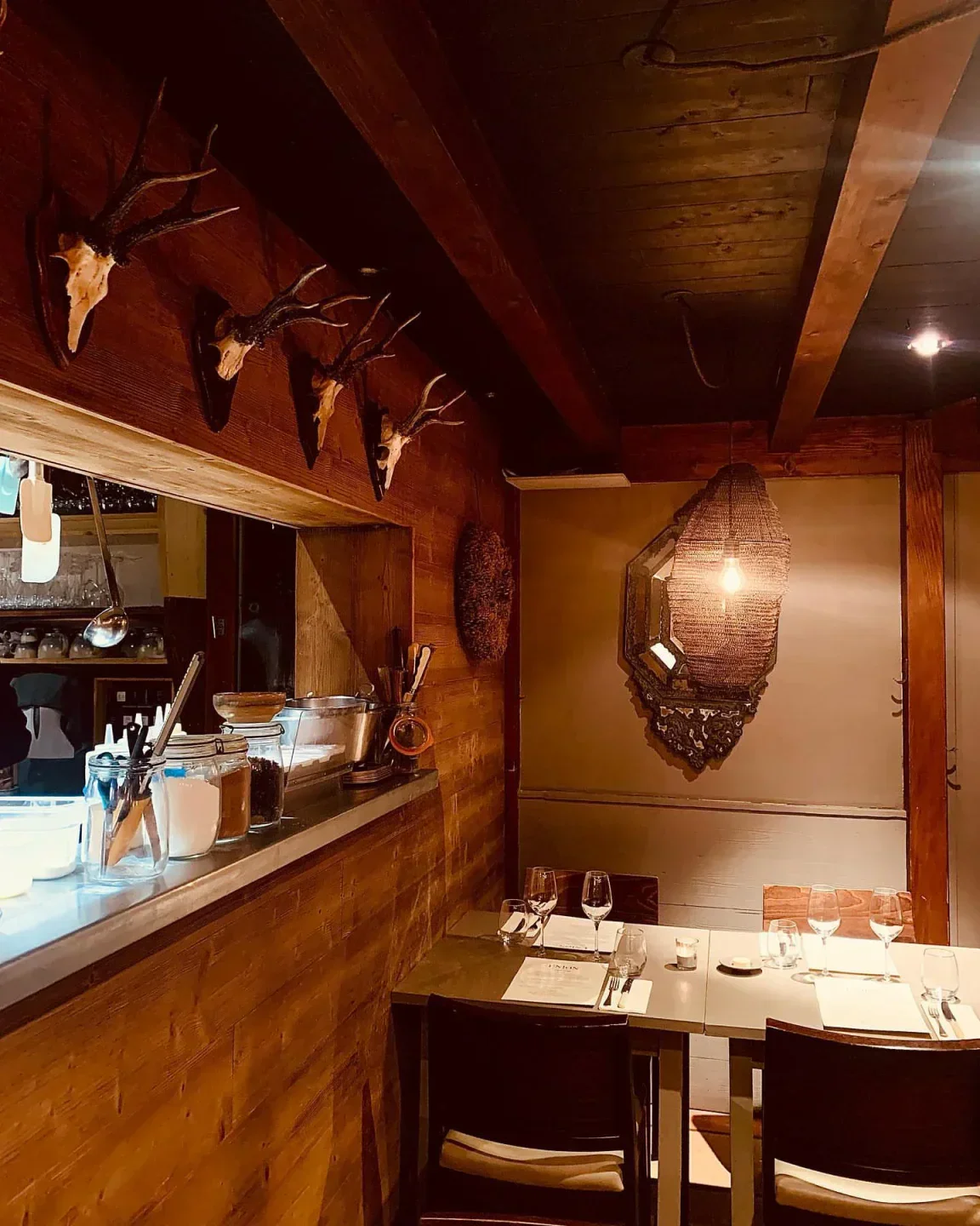 Cozy interior of Union restaurant in Courchevel, featuring antler decor and inviting ambiance.